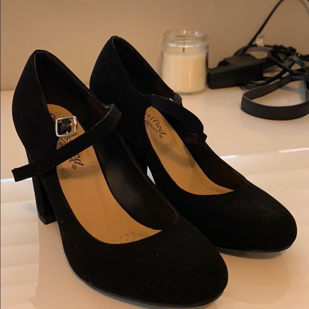 Black Mary Jane pumps